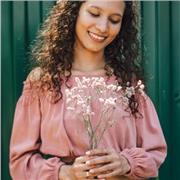 Profesora de apoyo de niños de primaria en diferentes areas